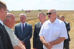 «Ти ж доживеш до наступного року?»: Лукашенко пожартував про свій інсульт