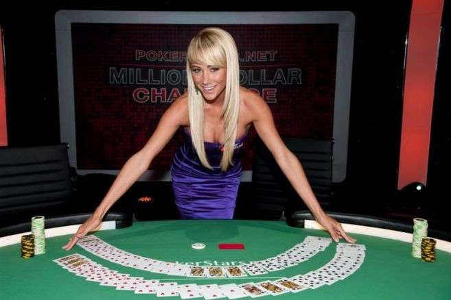 Саме за такі фото ефектну білявку Сару Андервуд називають найкрасивішим гравцем в покер