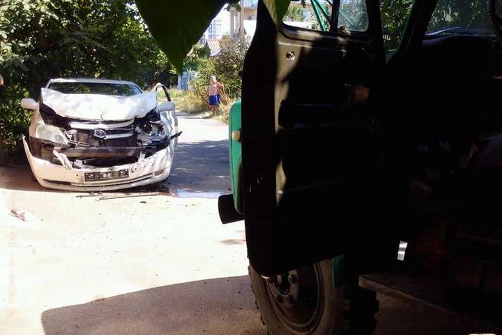 На Одещині вантажівка протаранила машину з активістами: подробиці 
