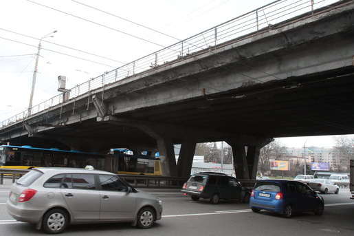 Вантажівка підперла Шулявський міст. Щоб не впав (відео)