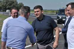 Як Гройсман перевіряв новий асфальт на надійність