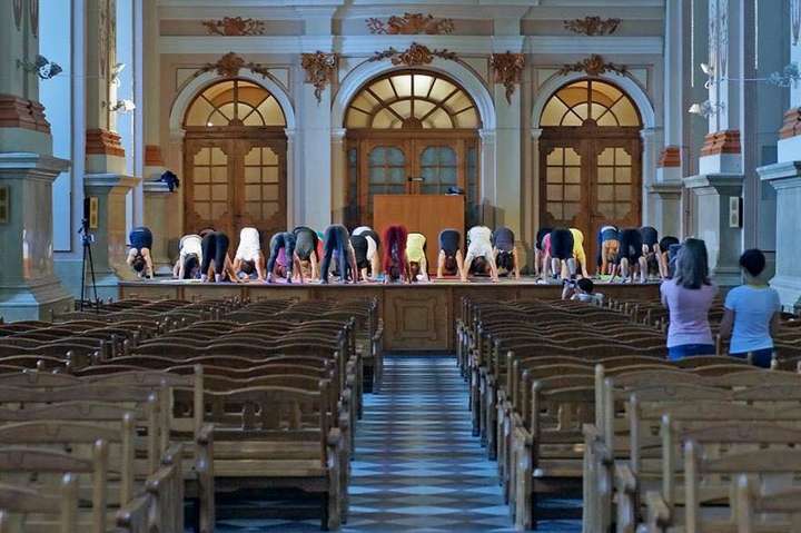 У Львові через йогу в храмі стався скандал 