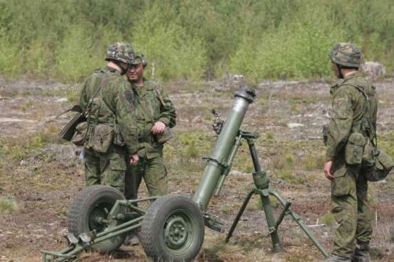 Бойовики на Донбасі б'ють із мінометів і стрілецької зброї, поранено двох бійців 