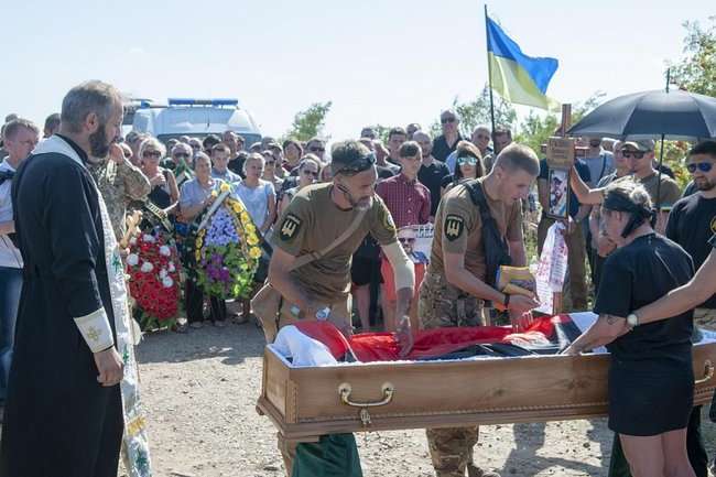 В Бердянську попрощалися з вбитим ветераном АТО Олешком (фото, відео)