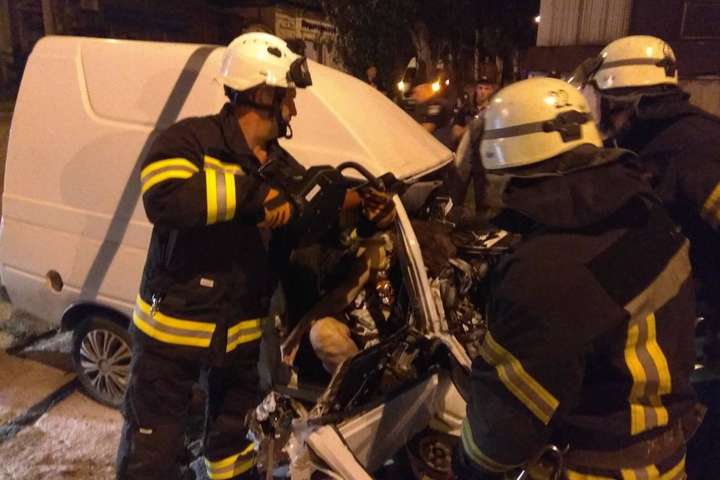 В Маріуполі автомобіль протаранив бетонну плиту, двоє загиблих