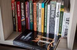 Порошенко розказав, яку книжку зараз читає