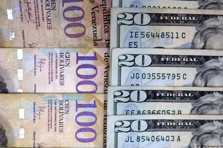 Власти Венесуэлы легализовали коммерческий обмен валюты