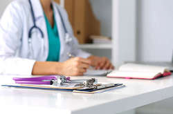 Гройсман розказав, як різко зросли зарплати у лікарів 