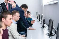 Гройсман надибав в коридорах уряду молодь, яка горить (відео)