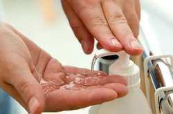 Ученые заявили, что использование дезинфицирующих средств для рук не спасает от заболеваний