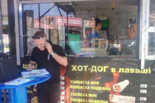 У Києві перевірили понад 50 точок продажу шаурми: є значні порушення