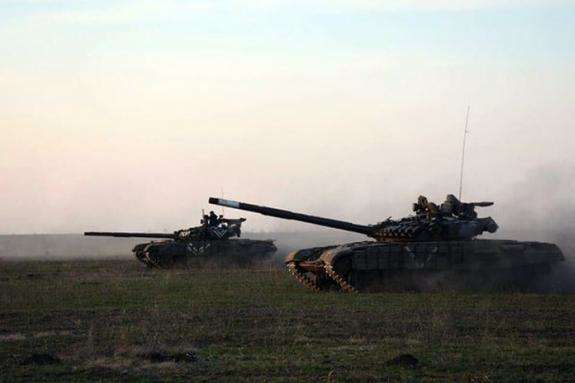 Доба на Донбасі: бойовики гатили з танка біля Павлополя