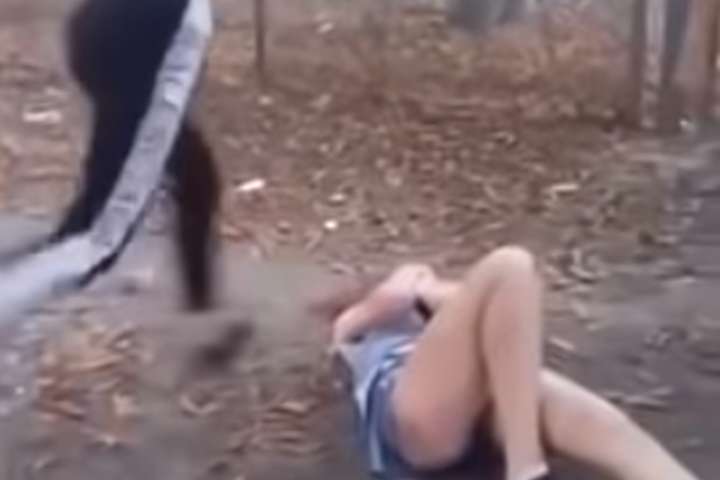 Повалили на землю і били ногами. В Одесі підлітки напали на однокласницю (відео)