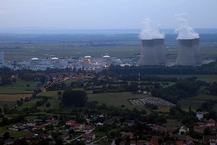 Франція потерпає через екстремальну спеку: відключено два реактори АЕС