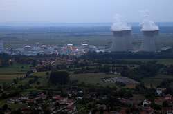 Франція потерпає через екстремальну спеку: відключено два реактори АЕС