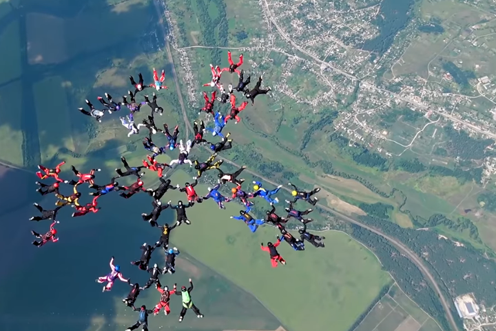 На Харківщині встановлено світовий рекорд з парашутного спорту серед жінок (відео)
