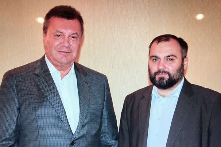 З’явилося свіже фото Януковича з адвокатом 