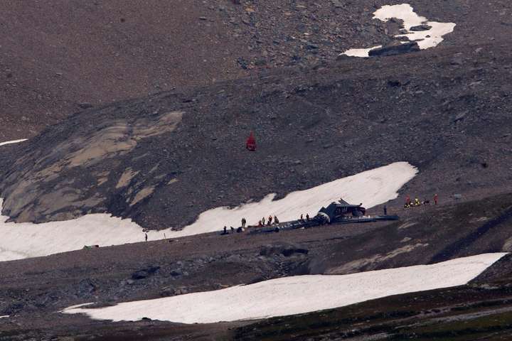 У швейцарських Альпах розбився літак: ЗМІ кажуть про 20 жертв