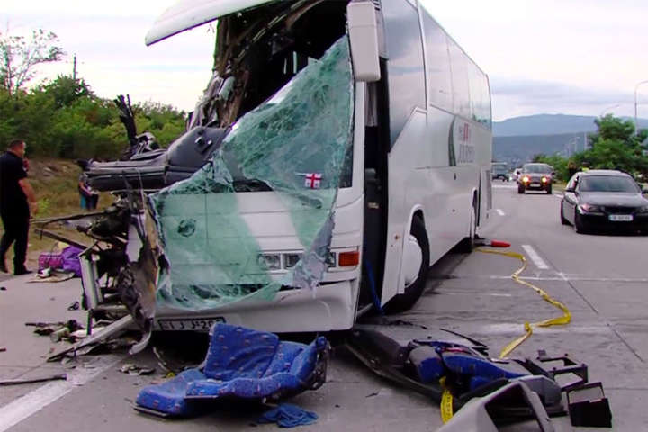 У Грузії автобус в'їхав у вантажівку: є загиблий і постраждалі