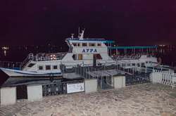 У Дніпрі туристичний катер врізався в ресторан