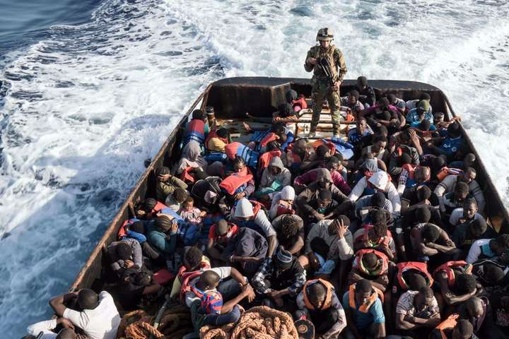 Біля берегів Іспанії врятували близько 400 мігрантів з Марокко