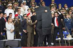 Охоронці закривають щитами президента Венесуели Ніколаса Мадуро