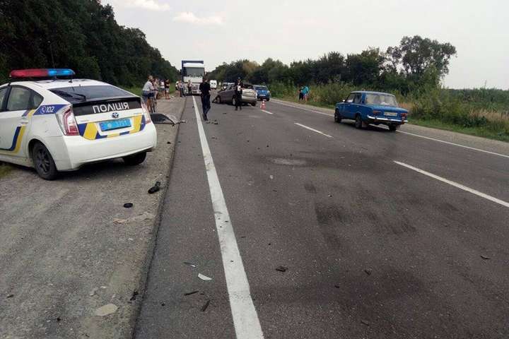 ДТП на Львівщині: одну з автівок викинуло з дороги, багато постраждалих