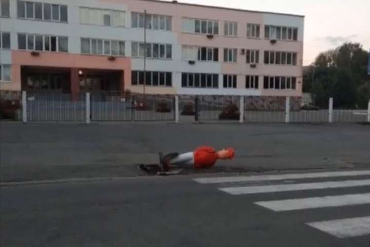 У Вінниці розшукують вандалів, які розбили «помаранчевого хлопчика» (відео)