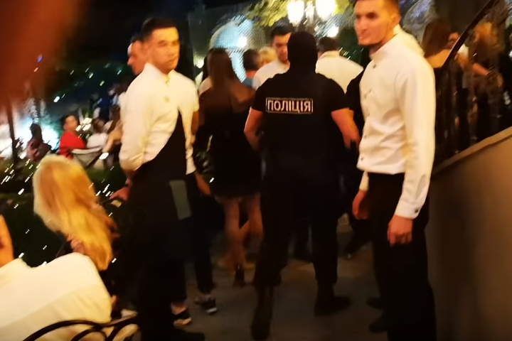 Поліція зірвала відкриття ресторану через вечірку у стилі Casino Royal
