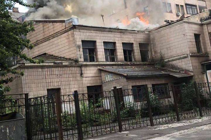 На Дмитрівській спалахнула будівля. Це вже не вперше