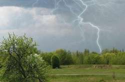 Українців попередили про грози та сильний вітер 