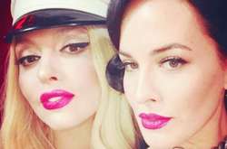 Оля Полякова поздравила Астафьеву с днем рождения пикантным снимком в соцсети