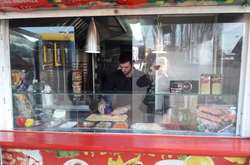 На фоне массовых отравлений в Киеве снесли шесть киосков, в которых продавалась шаурма