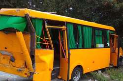 Вантажівка та маршрутка зіштовхнулись у Києві, постраждала жінка