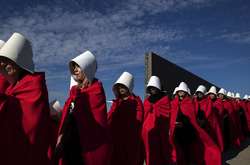 В Аргентине женщины вышли на акцию за легализацию абортов в костюмах из сериала «Рассказ служанки»