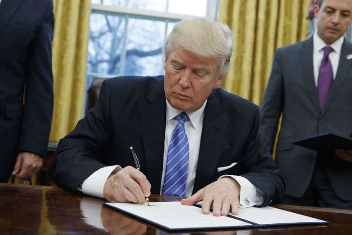 Трамп підписав указ про відновлення санкцій проти Ірану