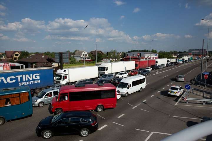Жителі села під Києвом перекрили Дніпровське шосе у знак протесту (фото)