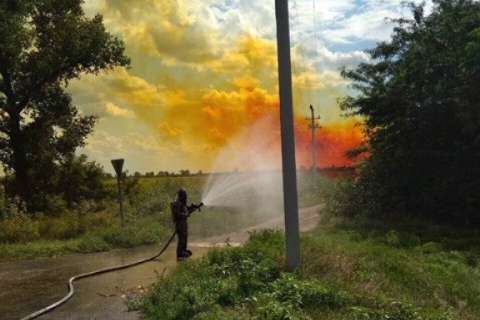 На Дніпропетровщині на дорозі розлилася азотна кислота (фото)