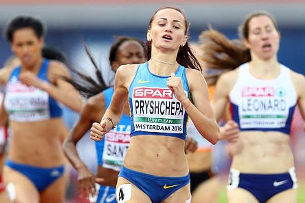 Українка виграла забіг на 800 метрів. Але замість святкування допомогла суперниці, яка впала (відео)