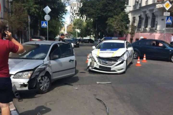 Патрульний автомобіль розбився в ДТП у столиці