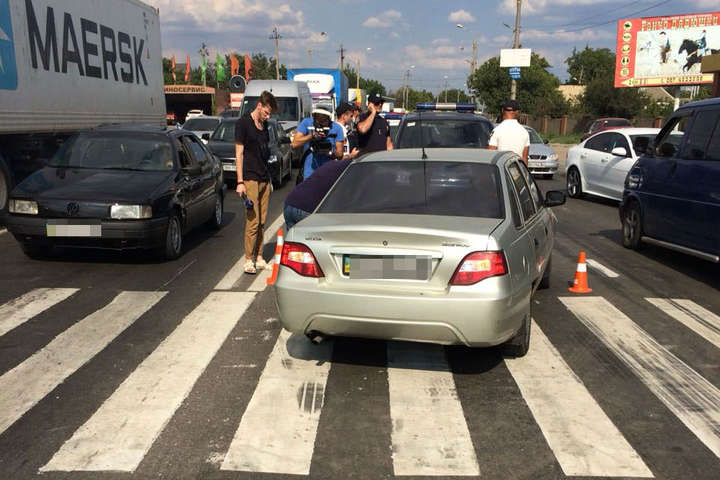 На Одещині водій на авто намагався протаранити натовп мітингуючих