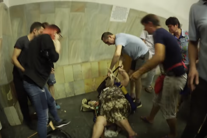 Вчепилася зубами у кошеня: у столичному метро розігралася небачена драма (відео)