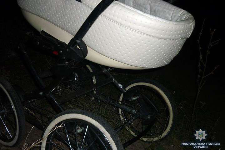 На Донеччині підліток на мопеді збив дитячий візок: немовля у тяжкому стані