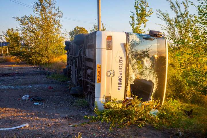 На Дніпропетровщині автобус зіткнувся з іномаркою: двоє загиблих та 13 постраждалих