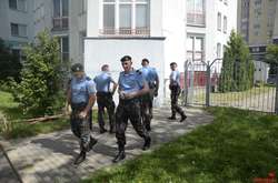  Білоруський ОМОН під офісом видання БелаПАН 