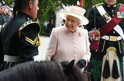 Забавное неуважение к королеве: Елизавета II снова не смогла подружиться с пони