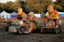 В Англії пройшли незвичайні перегони на газонокосарках. Фотогалерея