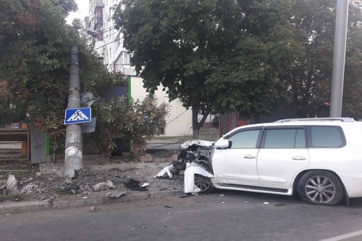 П’яний водій на Lexus завалив стовп на кіоск в Одесі