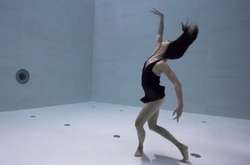 Девушка-дайвер исполнила завораживающий танец на дне самого глубокого в мире бассейна 