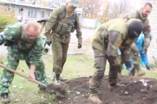 Бойовики на Донбасі живцем закопали російського контрактника